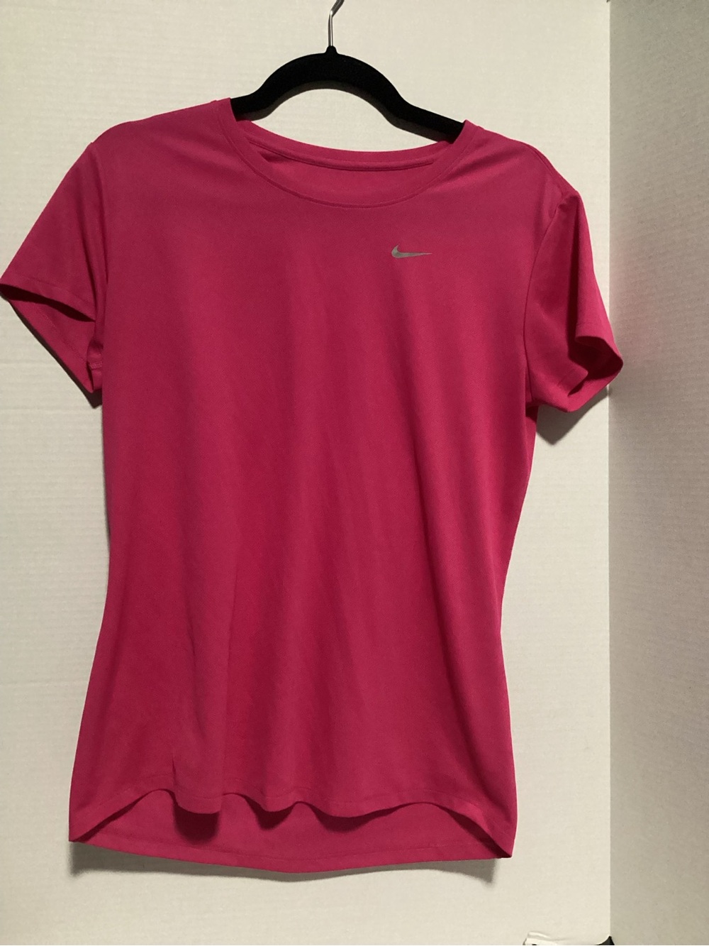 Nike Women’s Bright Pink Short Sleeve Performance Tee size M